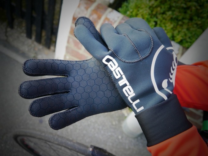 Der hier abgebildete Castelli Diluvio ist ein leichter Neopren-Handschuh der der gut vor Kälte und Regen schützt.