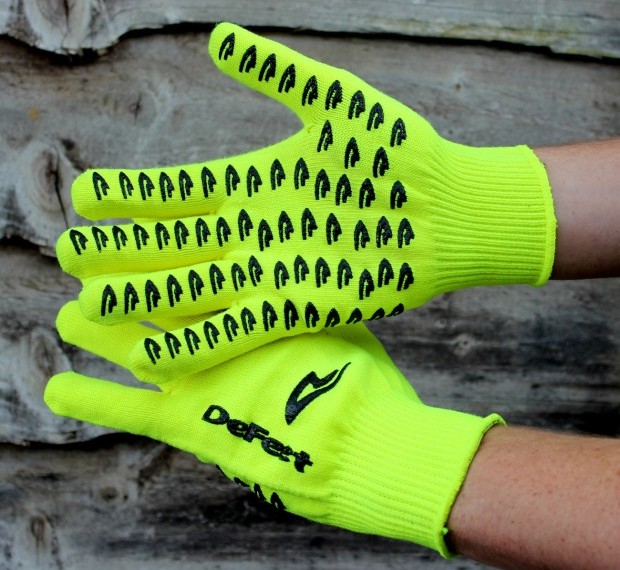 Ein leichterer Handschuh wie der hier abgebildete DeFeet Duraglove bietet einen gewissen Schutz vor Kälte, eignet sich aber nicht unter wirklich winterlichen Bedingungen.