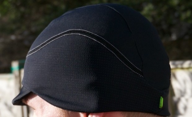 Ein windundurchlässiges Cap hält den eisigen Fahrtwind ab und den Kopf warm.