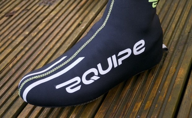 Der Endura Equipe Supertretch Thermal Überschuh besteht komplett aus Neopren und biete so einen bestmöglichen Schutz vor Wind und Nässe.