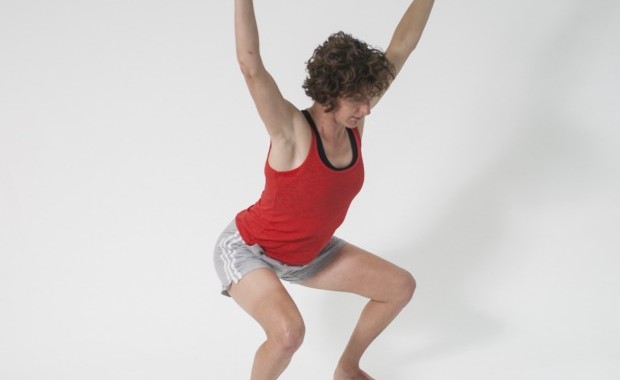 Halte die Stange direkt über deinem Kopf und nicht vor oder hinter deinem Körper.