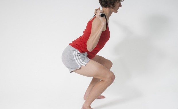 Hast du die richtige Haltung, sollte der Stock bzw. die Hantelstange immer eine senkrechte Linie zu deinen Füßen bilden.