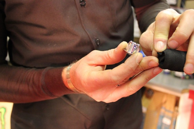 Manche Endstopfen haben eine Logoprägung. Achte darauf das diese richtig ausgerichtet ist wenn du die Stopfen anbringst.