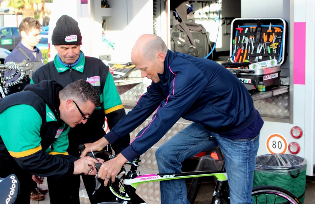 Die Mechaniker von Lampre-Merida bei der Arbeit.