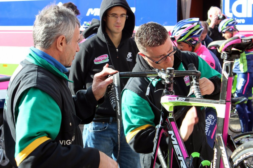 Es wird immer zu zweit an Horners Bike gearbeitet. Nichts soll dem Zufall überlassen werden.