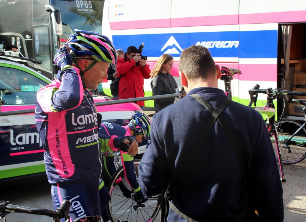 Der Amerikaner, welcher in japan geboren wurde, vor einer Trainingsfahrt mit seinen Teamkollegen.