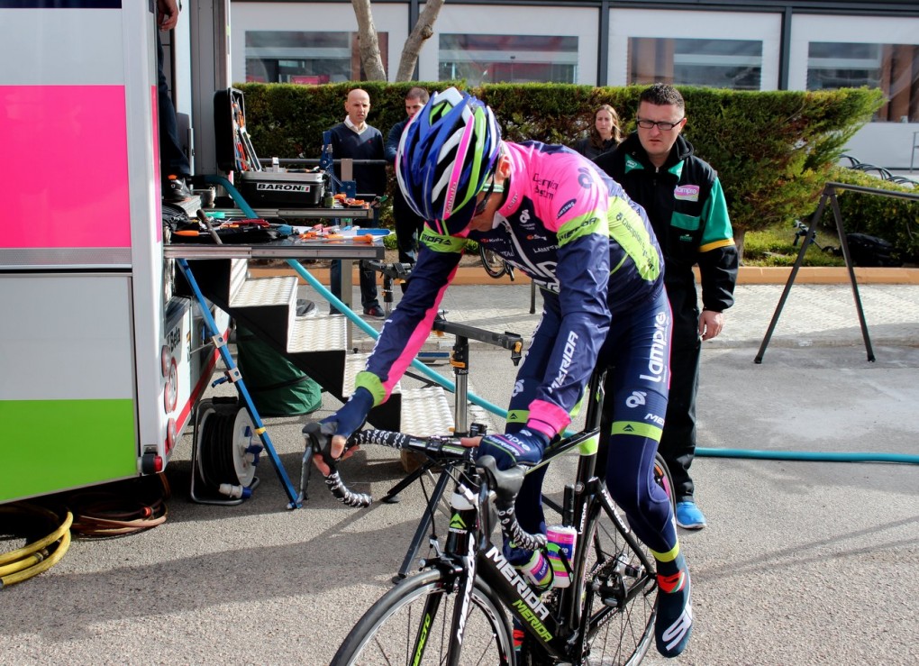 Um unterwegs einige Anpassungen selbst vorzunehmen hat Horner auf Trainingsfahrten etwas Werkzeug in der Trikottasche.
