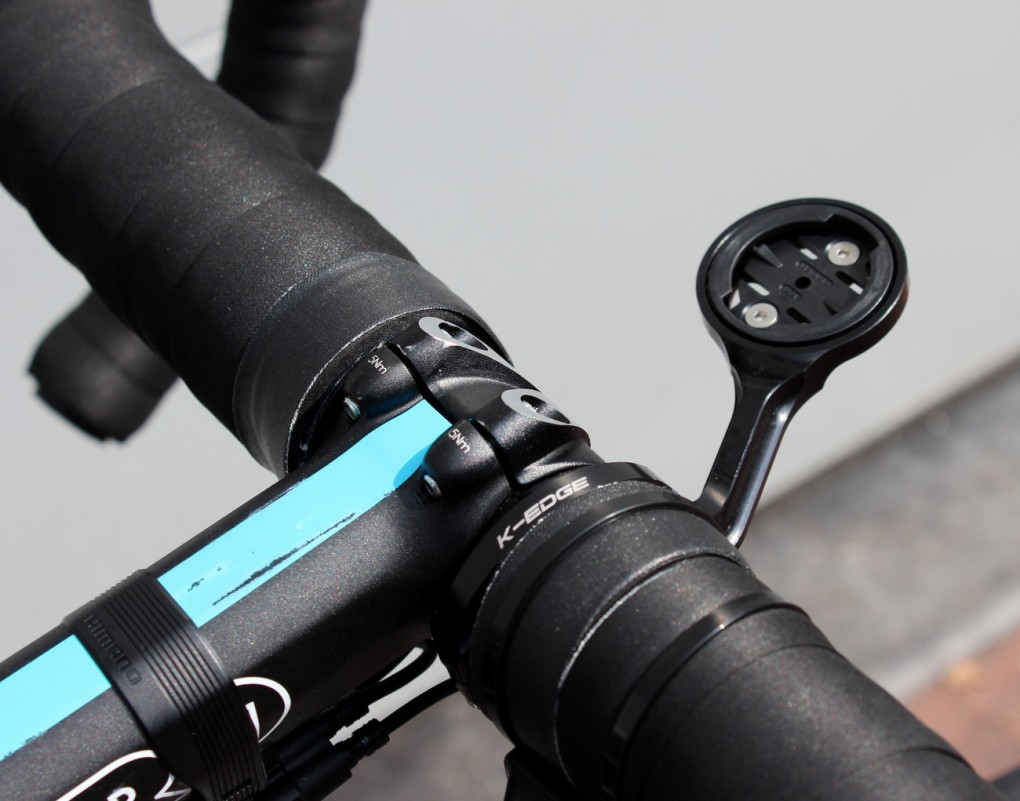 Team Skys Mechaniker haben den Lenker doppelt umwickelt um die Erschütterungen des Kopfsteinpflasters abzufangen. Die K-Edge-Halterung hält einen Garmin Edge 510-Radcomputer an Ort und Stelle.