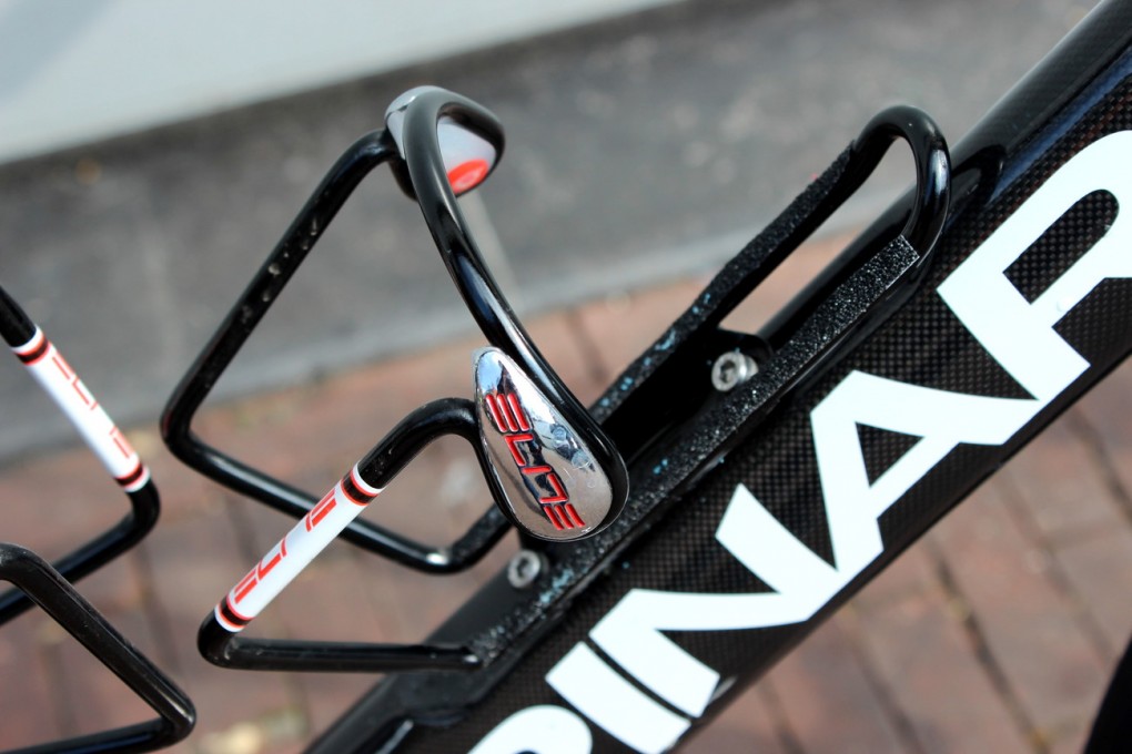 Elite Ciussi Flaschenhalter sind bei Paris-Roubaix weit verbreitet. Das Metall kann verbogen werden um einen festeren Sitz der Flasche zu gewährleisten. Außerdem finden wir an Wiggos Flaschenhalterungen auch extra Grip-Tape.