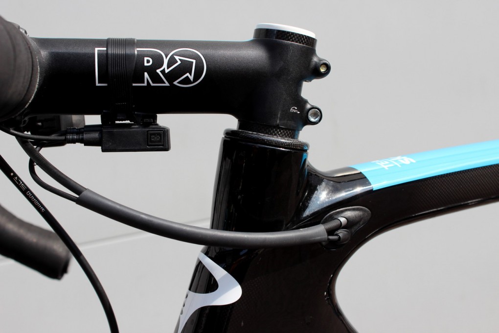 Am vorderen Ende wurden das Di2- und Bremskabel zusammengebunden. Damit soll alles fest dort bleiben, wo es hingehört.