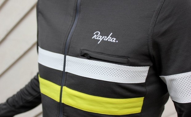 Das Rapha Brevet Jersey besteht aus einem Mix von Merinowolle und Polyester.