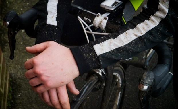 Mit gut reflektierende Jacken wie der hier abgebildeten Solo RT wirst du bei Fahrten in der Dunkelheit besser gesehen.