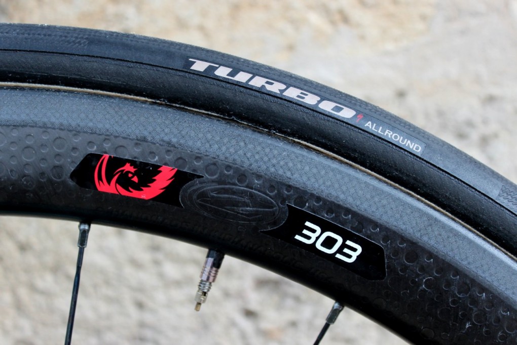 Zipp gehört auch zu Sram und stellt das Firecast 303-Laufradset.