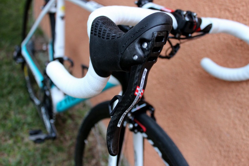 Fuglsangs Maschine ist mit einer elektronischen Campagnolo Super Record EPS-Gruppe ausgestattet. Astana ist eines von fünf Teams, welche mit Campagnolo zusammen arbeiten. Ag2r La Mondiale, Europcar, Lotto-Belisol und Movistar fahren auch mit Campa-Gruppen.