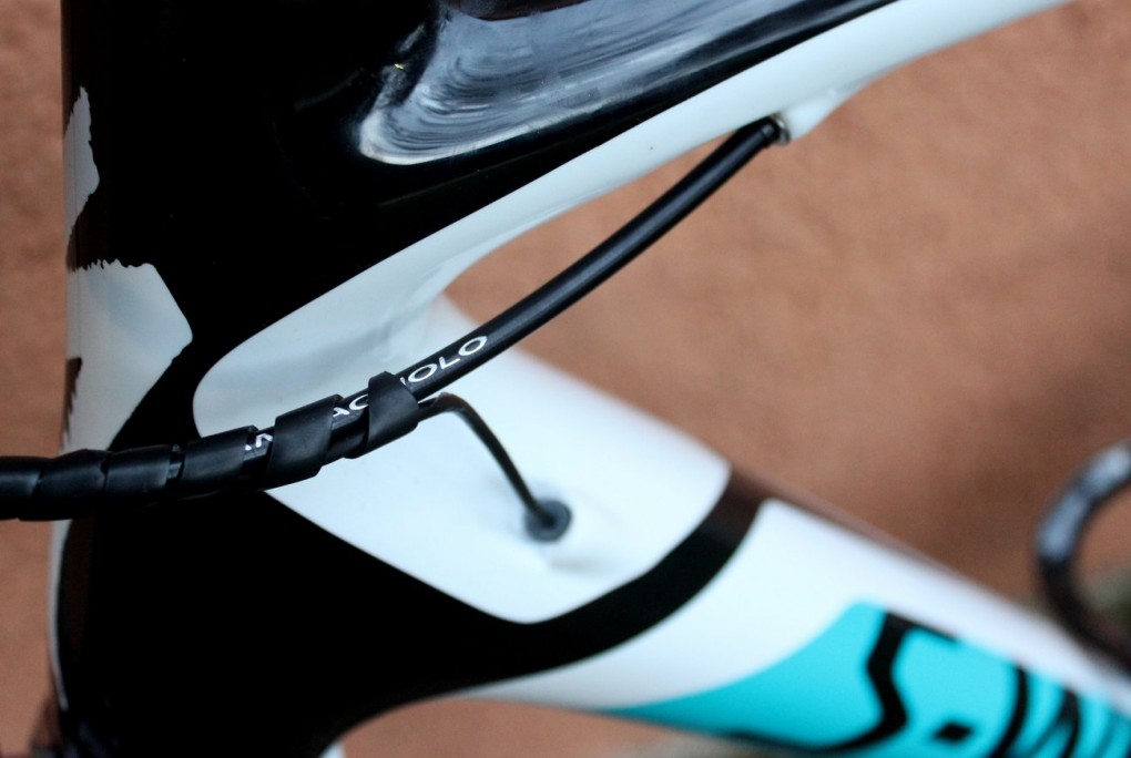 Astanas Mechaniker haben das EPS-Kabel mit dem Bremskabel zusammengebunden um alles möglichst sicher zu halten.