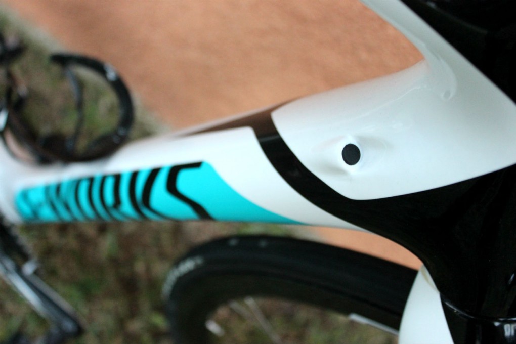 Der Rahmen des S-Works Tarmac SL4 ist sowohl mit mechanischen, als auch mit elektronischen Gruppen kompatibel. Hier sehen wir ein überflüssiges Loch für das Kabel einer mechanischen Gruppe.