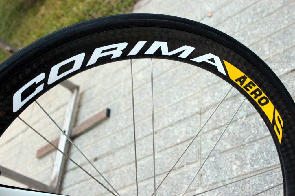 Hier sehen wir die 47mm hohen Corima Aero S-Laufräder, welche aerodynamisch optimiert wurden. An Astanas Aero-Bikes finden wir die 73mm hohen Aero S-Laufräder. Die Reifen kommen von Veloflex. Auch Team Sky fährt auf Veloflex-Reifen.