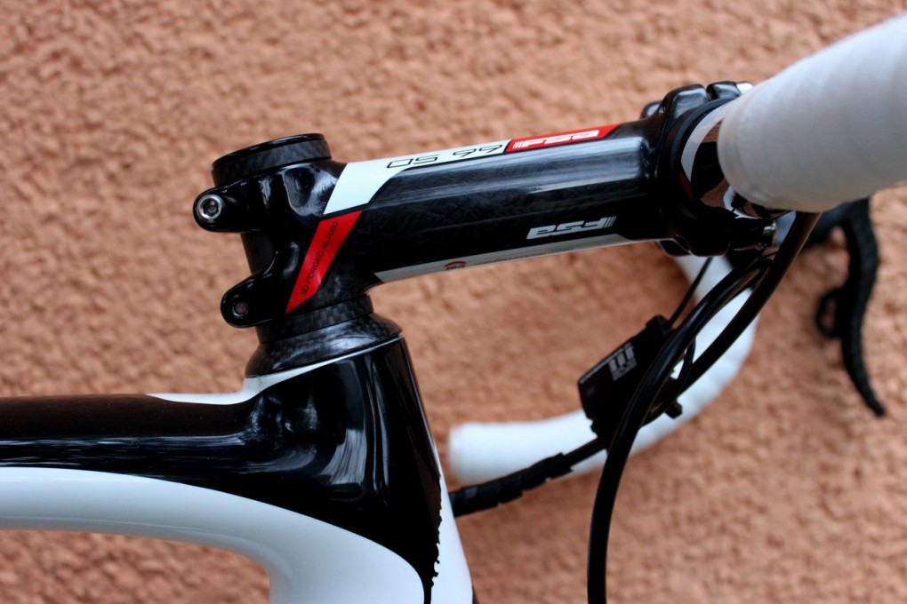 Wie viele Profis setzt Fuglsang auch auf einen Alu-Vorbau. Ein einziger 5mm Distanzring unter dem Vorbau, sorgt dafür, dass Fuglsang tief auf dem Rad sitzt.