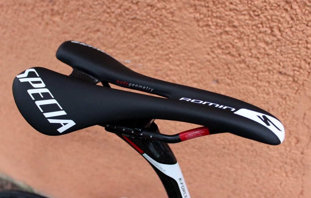 Specialized sponsort natürlich auch den Sattel. Hier kommt ein Specialized Romin zum Einsatz. Der zentrale "Body Geometrie" Kanal soll den Blutfluss verbessern.