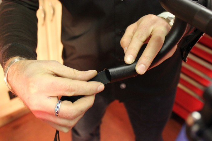 Es gibt verschiedene Möglichkeiten mit dem Wickeln zu beginnen. Ob du nun in oder am Lenkerende anfängst, bleibt dir überlassen.