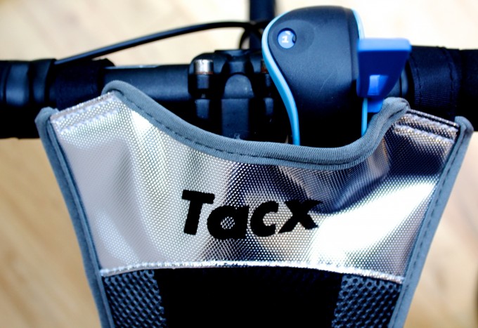 Der Schweißfänger schützt zwar den Rahmen und den Vorbau, der Lenker und somit auch der Widerstandshebel und dein Trainingscomputer liegen aber komplett frei.