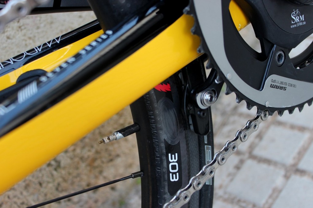 Die Bremsen sind hinter dem Tretlager vor dem Wind versteckt.