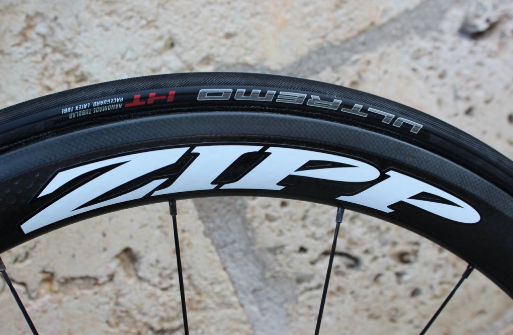 Das Zipp-Laufradset fährt auf Schwalbe Ultremo HT-Reifen.