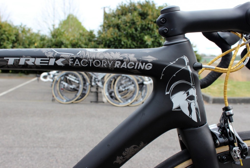 Trek hat es ganz schön krachen lassen, was das Spartacus-Design angeht. Der Gladiatoren-Helm findet sich auf dem ganzen Bike verteilt und Speere, Schilde sowie das Schweizer Kreuz untermalen das edle Design.