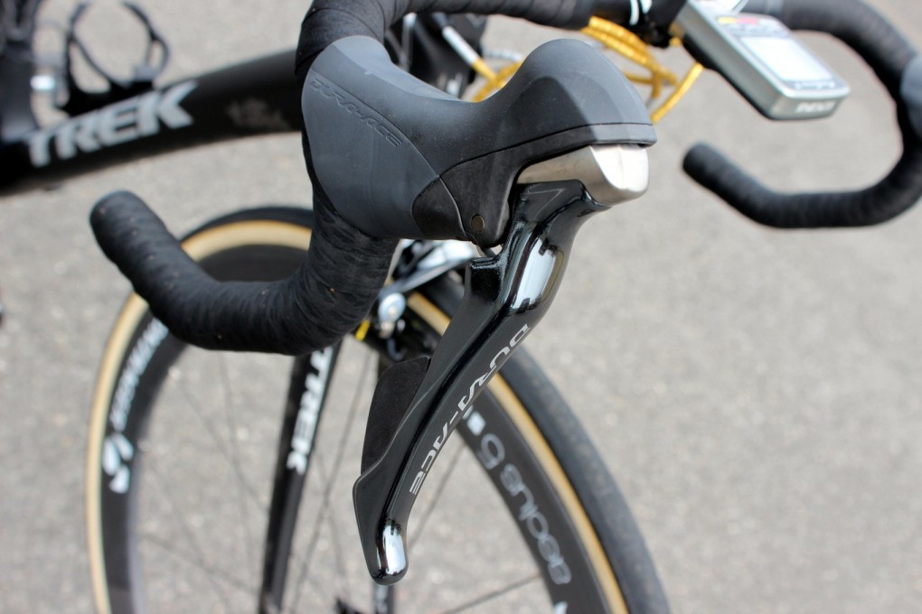 Ein Großteil der Fahrer, von Shimano gesponsorten Teams, nutzt die elektronische Dura-Ace Di2-Gruppe. Cancellara hingegen bevorzugt das Gefühl der mechanischen Dura-Ace.