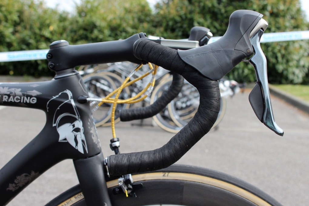 Die Lenker der meisten Fahrer sind doppelt mit Lenkerband ausgestattet, wenn es um Rennen wie Paris-Roubaix geht. Auch hier fällt Cancellara aus der Reihe. Er hat nur eine Schicht Lenkerband. Ganz schön harter Knochen. Spartacus halt.