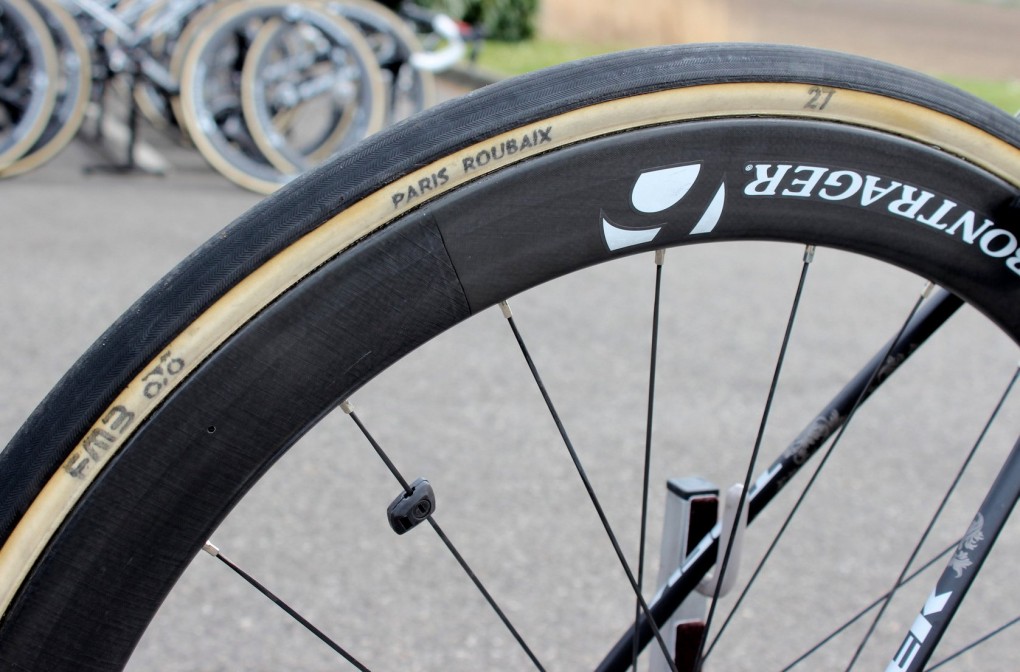 Normalerweise versorgt Bontrager das Trek Factory Racing Team auch mit Reifen. Im Falle von Paris-Roubaix stimmt das aber nicht, denn es kommen bei Cancellara FMBs 27mm Paris-Roubaix-Reifen zum Einsatz, die handgemacht von vielen Fahrern im Peloton verwendet werden, wenn es um Kopfsteinpflaster-Strecken geht.