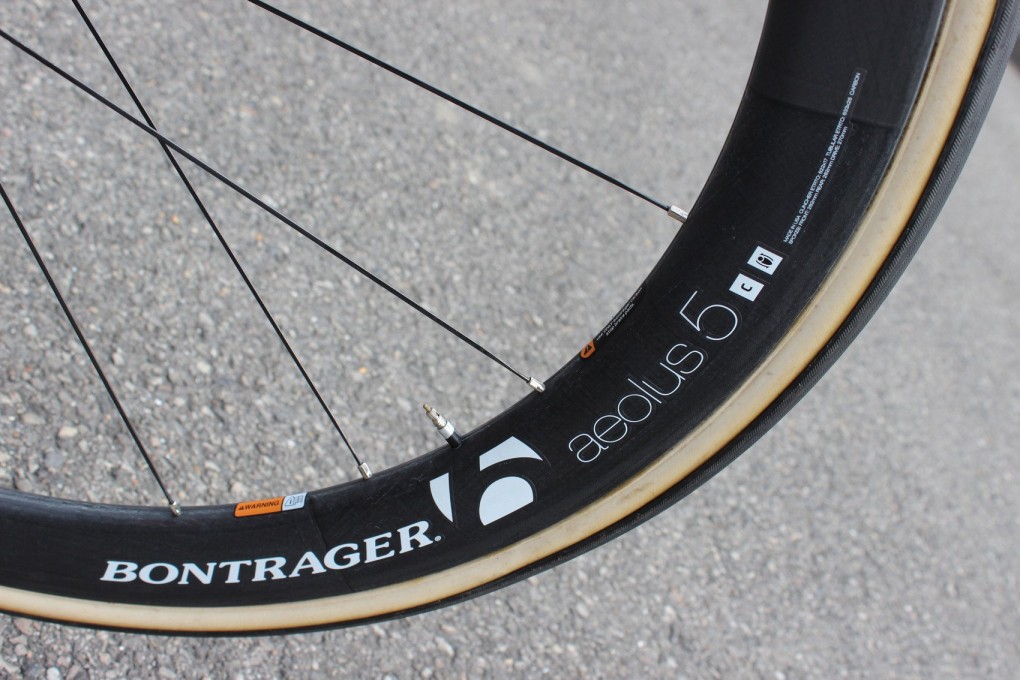 Früher wurden in Paris-Roubaix oft Alu-Felgen verwendet. Heutzutage sind die Teams dazu über gegangen auf mittelklassige Carbon-Felgen zu setzen. Im Falle von Cancellara heißt das: Bontragers 50mm-hohe Aeolus 5-Laufradset.