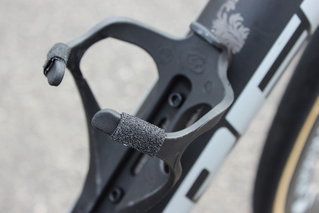 Extra Grip-Band sorgt an Cancellaras Flaschenhaltern für ausreichend Halt, wenn er über die Kopfsteinpflaster holpert.