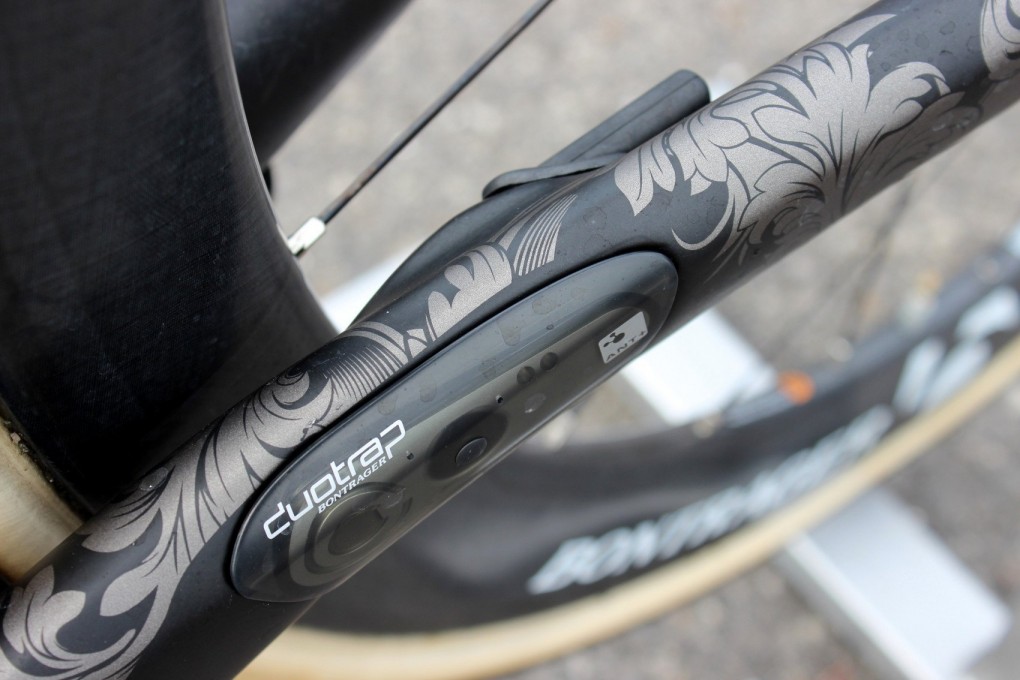 Das Domane verfügt über einen integrierten Bontrager DuoTrap-Sensor, welcher mit einem Magneten am hinteren Rad kommuniziert um Geschwindigkeit und Rhythmus zu berechnen. Die Daten können anschließend zu jedem ANT+-fähigen Gerät übermittelt werden.