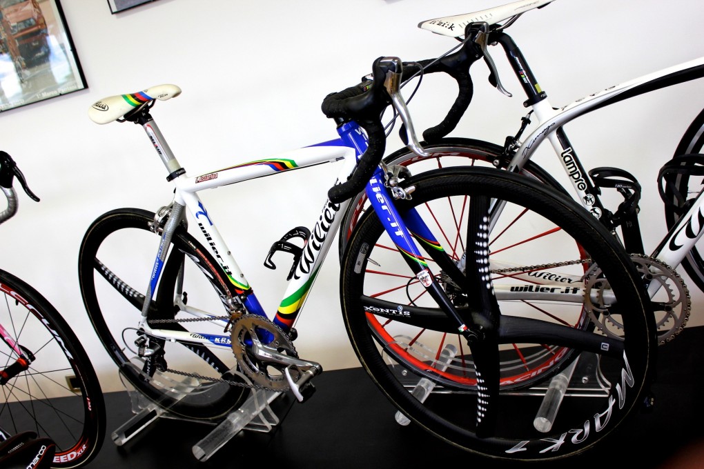 Igor Astarloas Wilier Cento 1 in Regenbogenlackierung.