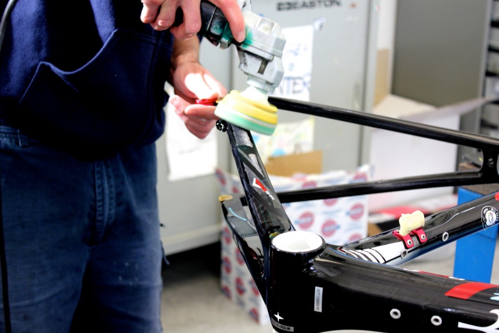 Ein neuer Wilier-Rahmen wird poliert.