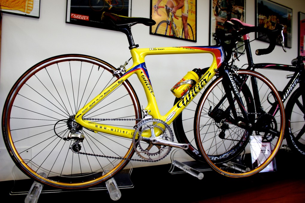 Weitere Eindrücke vom Ausstellungsbereich. Hier ein Carbon-Rad in Marco Pantani-Stil.