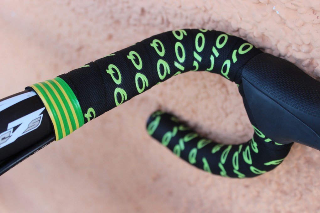 Nicht nur der Sattel kommt von Prologo, auch das Lenkerband stammt von Prologo.