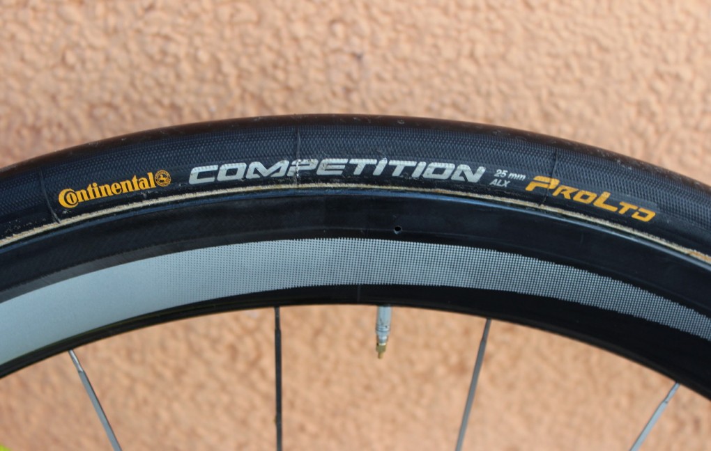 Orica-GreenEDGE gehört auch zu den Teams, welches auf 25mm-Reifenbreite umgestiegen ist. Dadurch wird mehr Komfort garantiert.