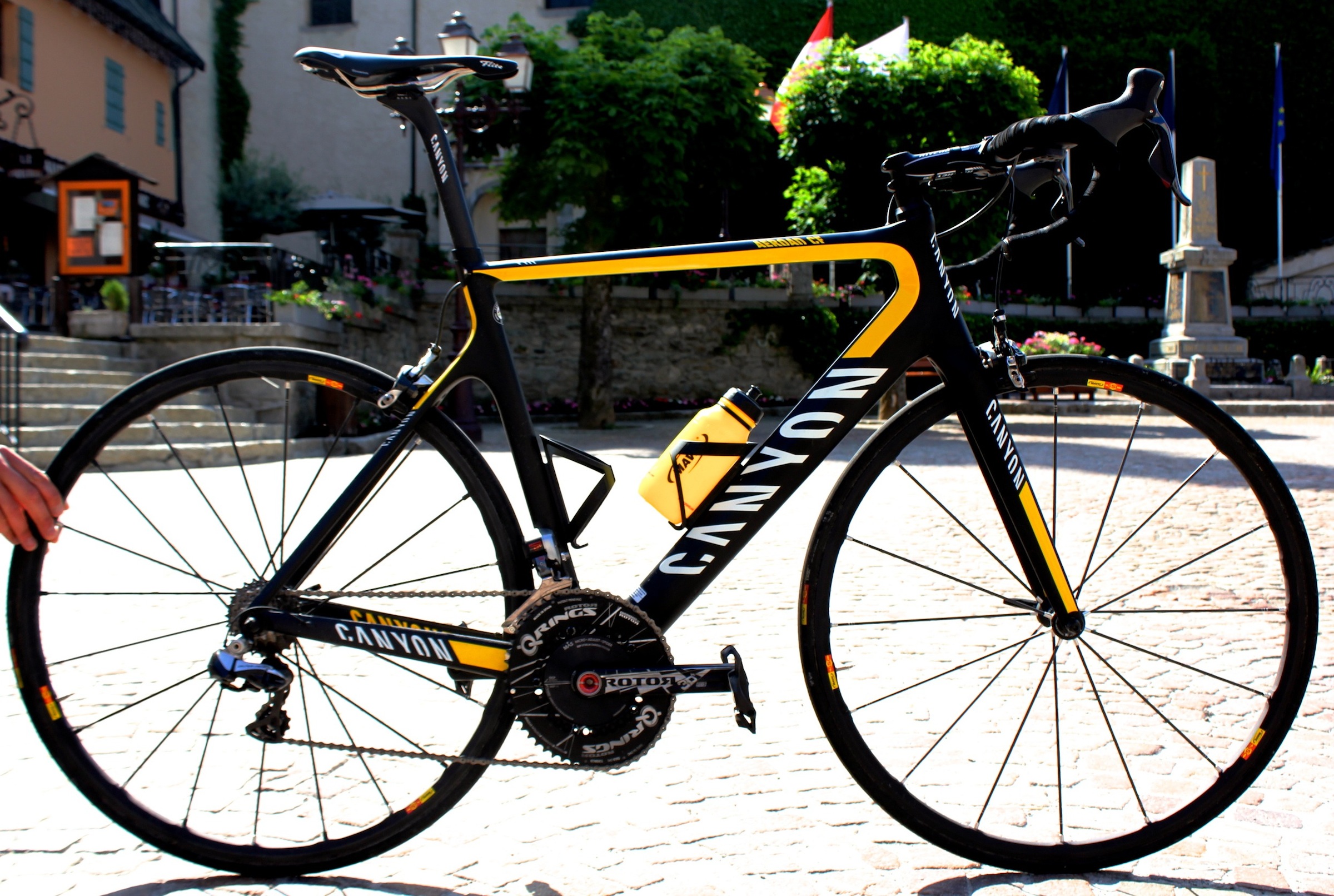 Das spezielle Canyon Aeroad CF ist mit speziellen Decals dekoriert um den Bezug zu Mavic herzustellen.