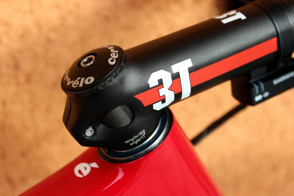 Millar fährt in einer sehr extremen Renn-Position.