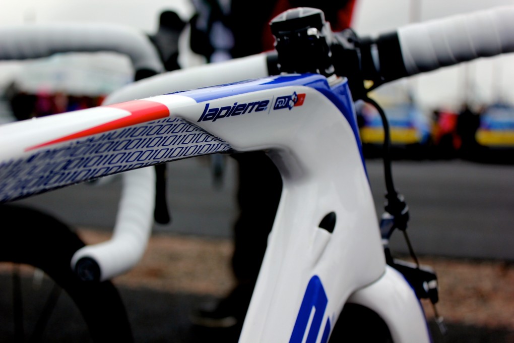 Die Form des Oberrohrs ist das Resultat von Windtunneltests. 