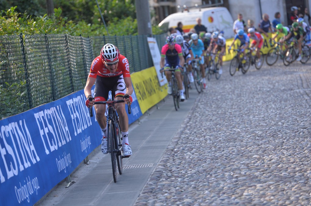Tim Wellens erfuhr sich vor dem Anstieg einen Vorsprung. (Foto: Sirotti)