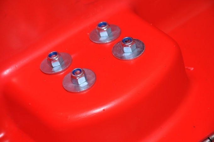 Die Rollen sind mit sich selbst sichernden Muttern verschraubt und lassen sich blitzschnell austauschen.