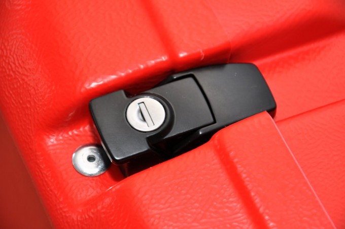 Vier abschließbare Schnellverschlüsse halten den Koffer in Form und verschlossen. Zwei Schlüssel werden mitgeliefert.