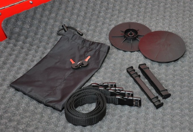 Als Zubehör liegt dem Polaris Bike Pod Pro ein Beutel für Kleinteile wie Schnellspanner und Pedale, zwei Schutzkappen für die Achsaufnahme der Laufräder, 4 Spanngurte und 8 wiederverwendbare Kabelbinder bei. Die Gabel und der Hinterbau werden mit Kunstoffbrücken vor Beschädigung geschützt.