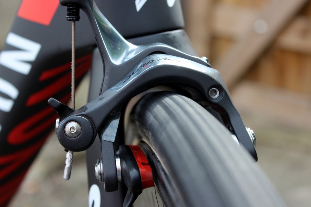 Das Canyon Ultimate CF SLX ist Canyons superleichte Rennmaschine. Es ist möglich breitere Reifen zu verbauen um den Komfort etwas zu erhöhen. Das ist vor allem auf Kopfsteinpflaster oder sehr unkomfortablen Strecken wichtig. Die 27mm weite Cosmic CXR 60 T-Felge kommt von Mavic.