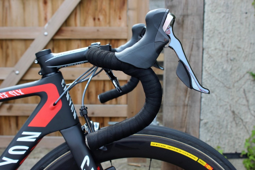 Um mehr Komfort zu bieten wurden Gel-Einlagen zwischen Lenker und Lenkerband eingearbeitet. Damit sollen die Stöße besser abgefangen werden. Die Shimano-Dura-Ace Hebel wurden sehr hoch am Alu-Ritchey WCS-Lenker angebracht.