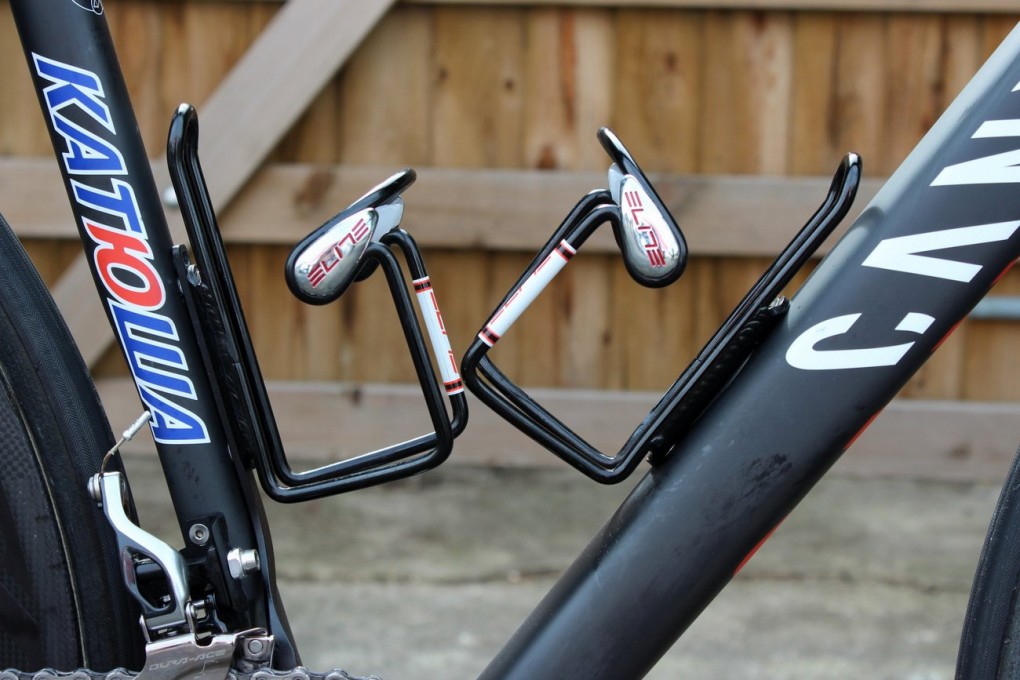 Diese Aluminium Elite Ciussi Getränkehalter waren in dieser Saison bei Rennen wie Paris-Roubaix sehr beliebt. Dank Gummi-Flächen an der Innenseite halten sie die Flaschen sehr gut. 