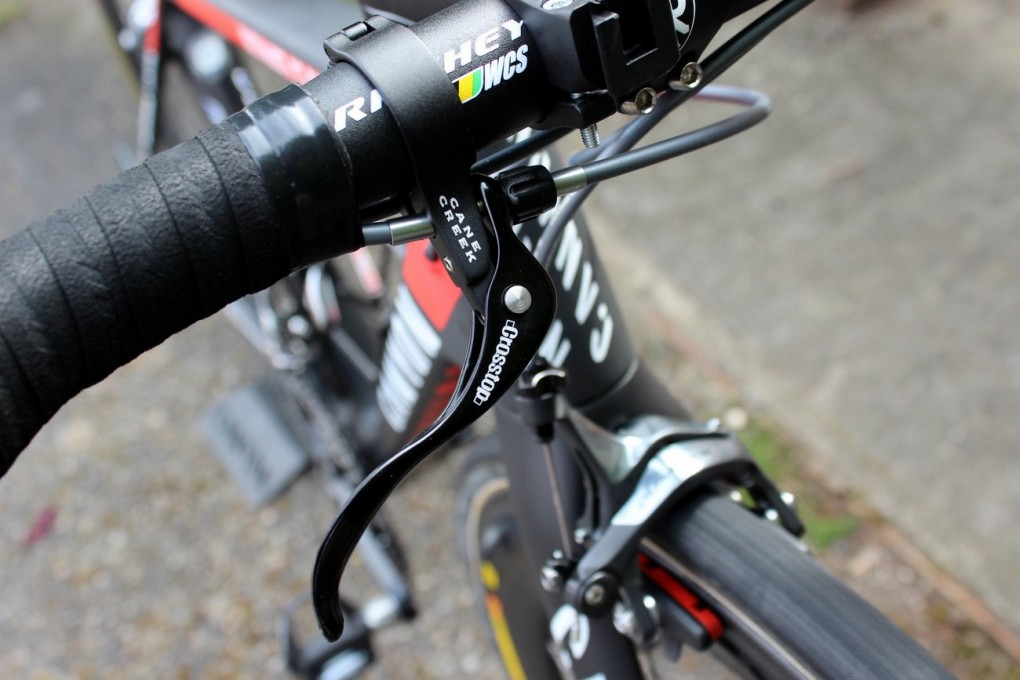 Anspruchsvolle Rennen wie Paris-Roubaix sind voller Stürze. Es ist wichtig schnell bremsen zu können. Wer zuerst bremst, hat bessere Chancen unfallfrei ins Ziel zu kommen. Deshalb haben viele Fahrer eine zusätzliche Bremse am Lenker montiert. Diese Bremse kennt man normalerweise aus dem Cyclo Cross. Dieser Hebel kontrolliert die hintere Bremse.